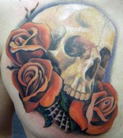 tatuajes de rosas con calaveras para mujeres