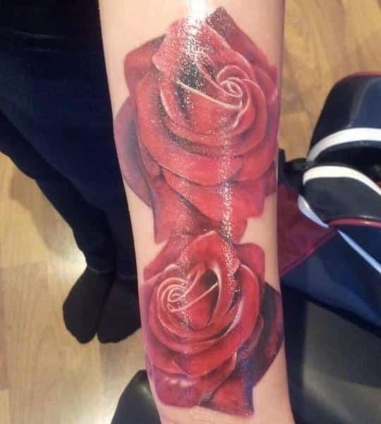 tatuajes de rosas para mujeres en el brazo con nombres