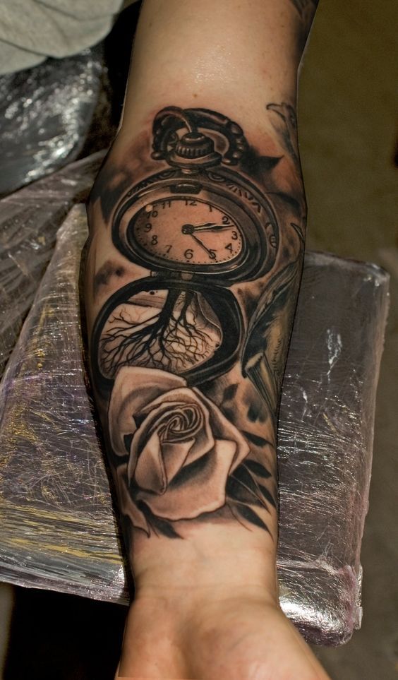tatuaje con rosas en el brazo y reloj