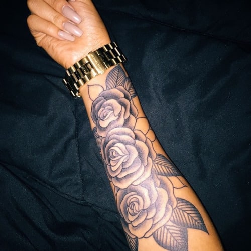 tatuajes de rosas en el brazo pequeños