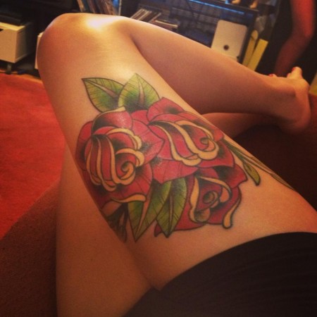 tatuajes de rosas en pierna mujer 14