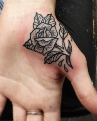 Tatuajes de Rosas en la Mano