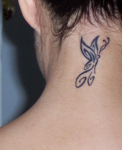 tatuajes-de-tribales-mariposa-en-la-nuca-para-mujeres