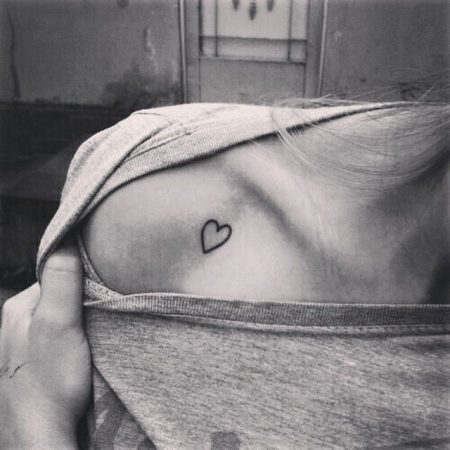 tatuajes en la clavicula corazones