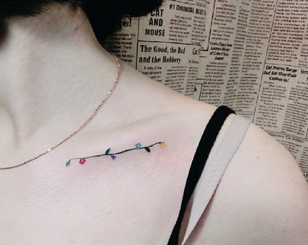 tatuajes en la clavicula flor color