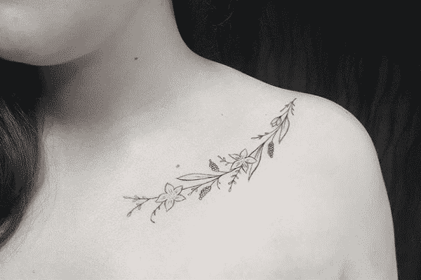 tatuajes en la clavicula flores