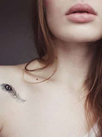 tatuajes en la clavicula plumas