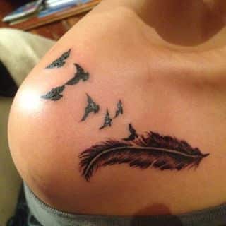 tatuajes en la clavicula plumas alas