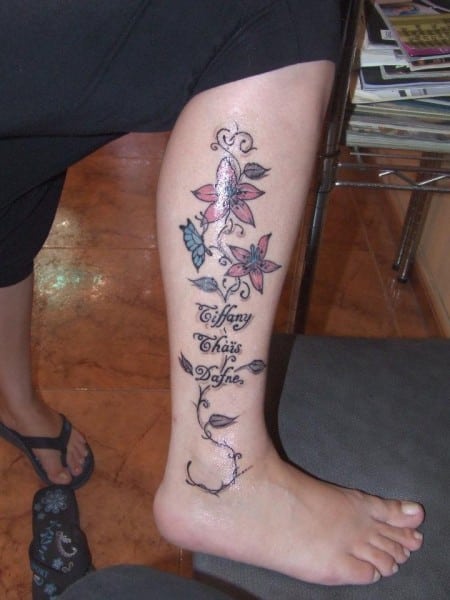 muchas flores en pierna de mujer tatuadas