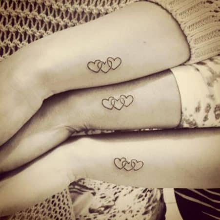 tatuajes hermanas corazones