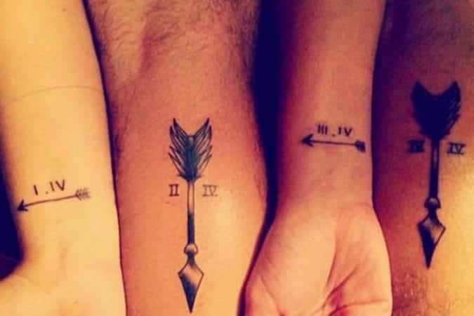 tatuajes hermanas hermanos flechas numeros romanos