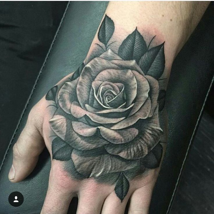 tatuajes en la mano de rosas para hombres