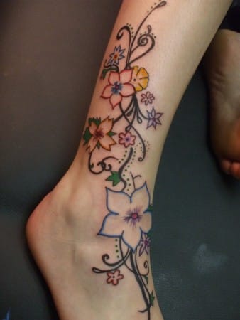 tatuaje de mujer con flores