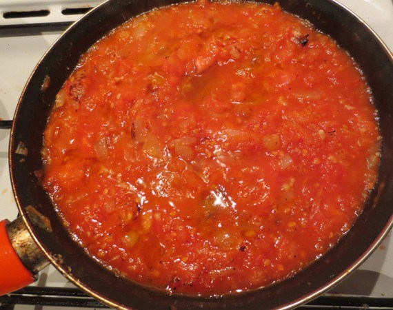 sartén con salsa de tomate